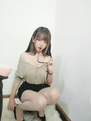 《肉色丝袜》｜过期米线线喵 · 7张写真