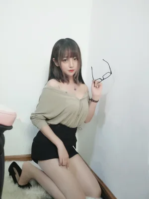 《肉色丝袜》｜过期米线线喵 · 7张写真