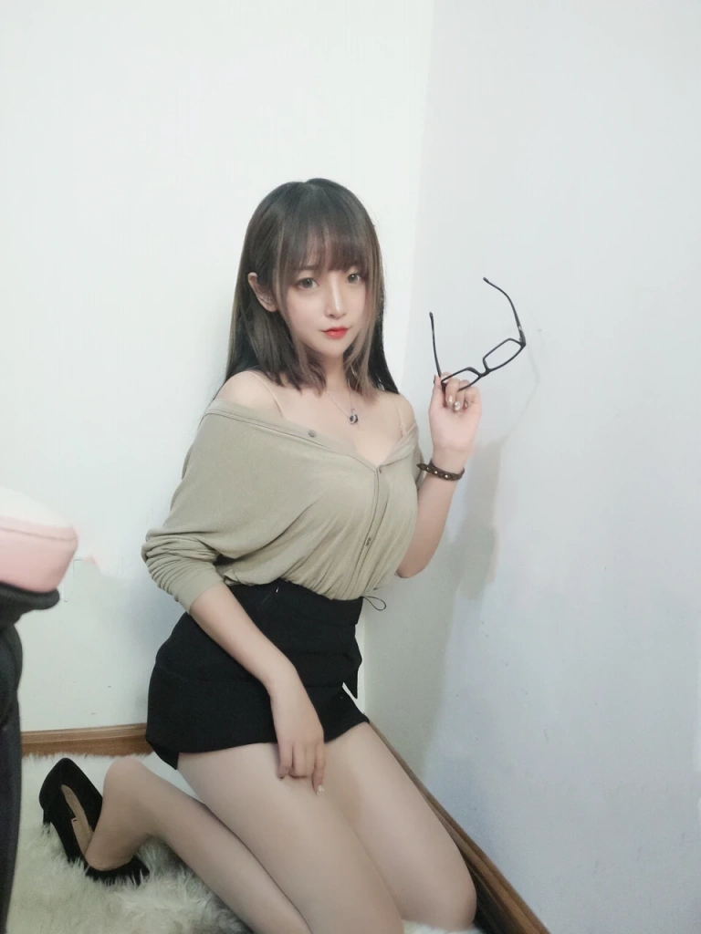 《肉色丝袜》｜过期米线线喵 · 7张写真