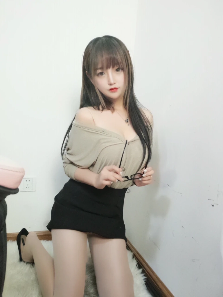 《肉色丝袜》｜过期米线线喵 · 7张写真