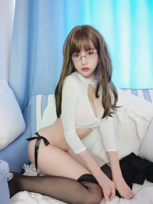 《套装》｜过期米线线喵 · 20张写真