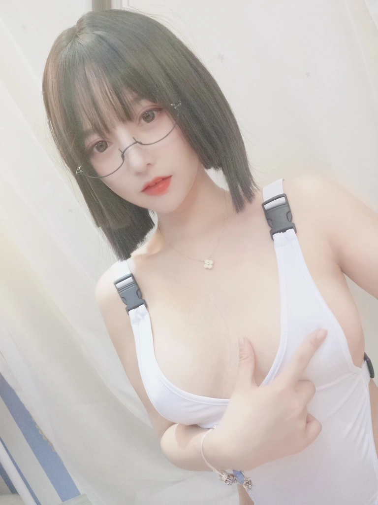 《筒袜》｜过期米线线喵 · 36张写真