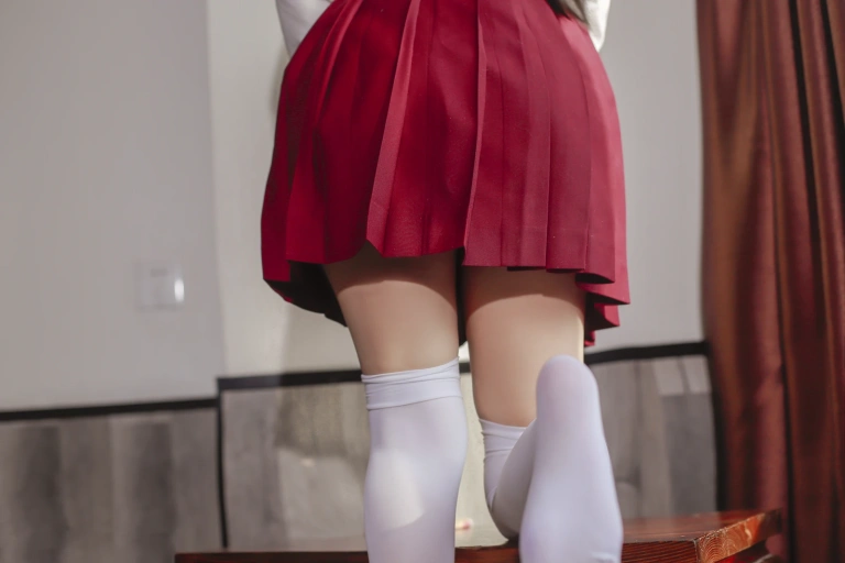 《JK少女红裙》｜日奈娇(椎名莜) · 28张写真