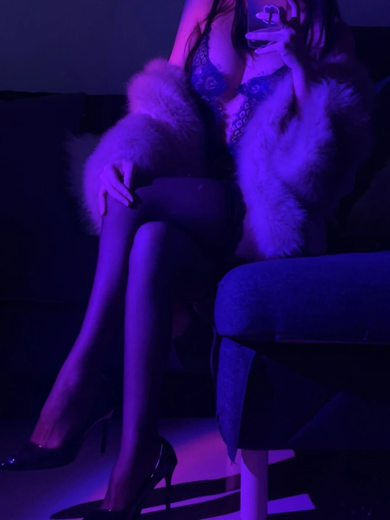 《夜色妖姬》｜白烨 · 76张写真、4 个视频