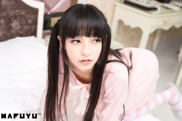 《粉白条纹》｜神楽坂真冬 · 106张写真、1 个视频