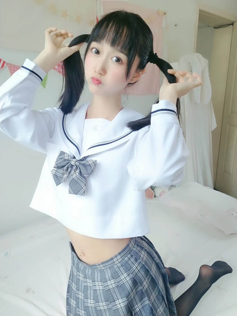 《灰格子jk》｜木棉棉 · 21张写真、1 个视频