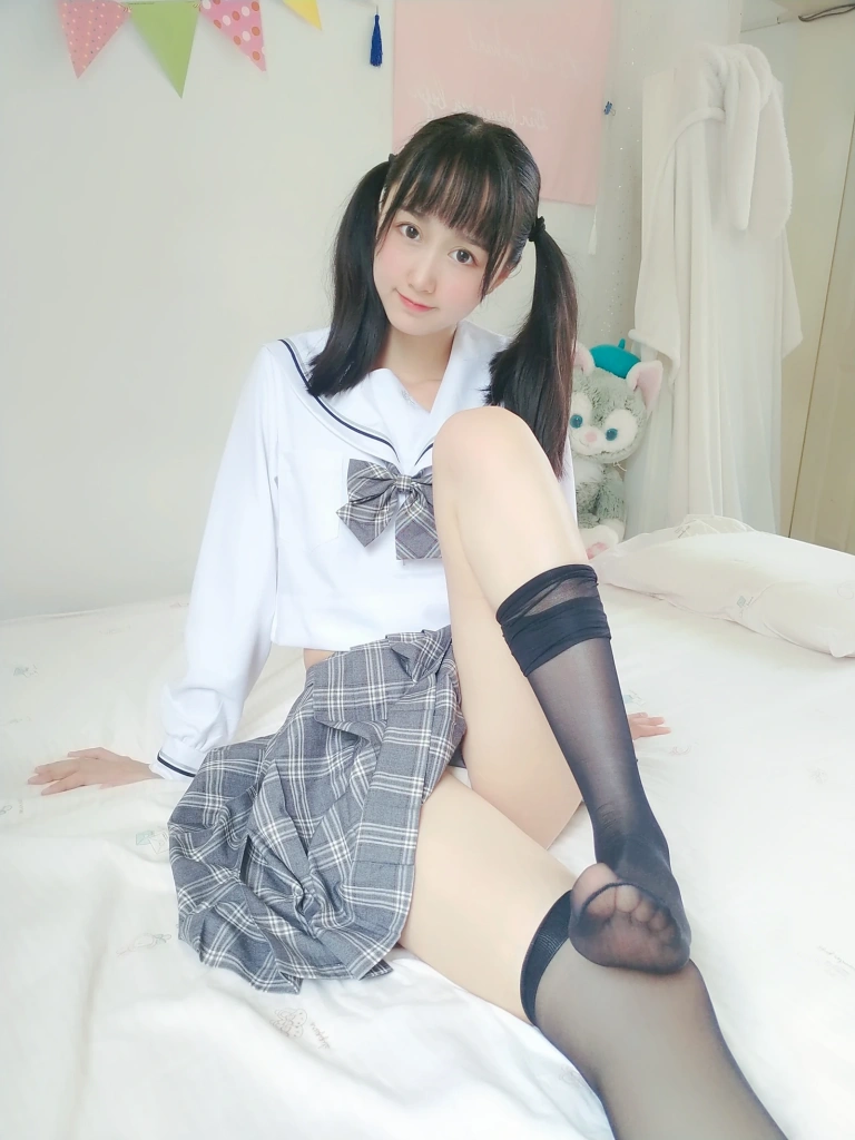 《灰格子jk》｜木棉棉 · 21张写真、1 个视频