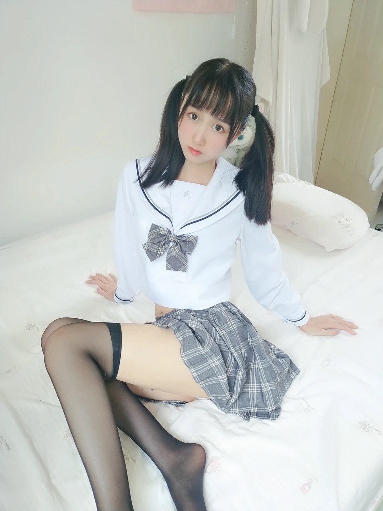 《灰格子jk》｜木棉棉 · 21张写真、1 个视频