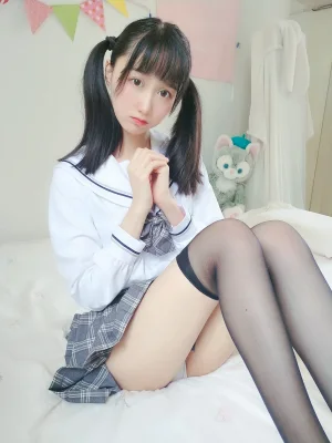 《灰格子jk》｜木棉棉 · 21张写真、1 个视频