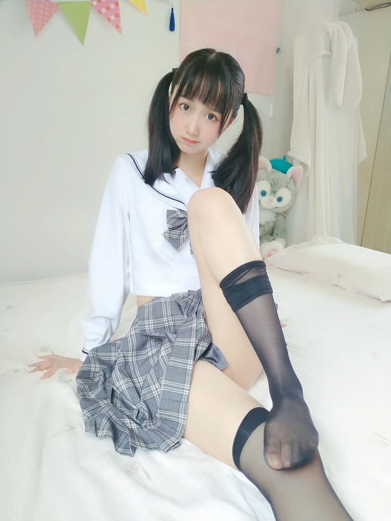 《灰格子jk》｜木棉棉 · 21张写真、1 个视频