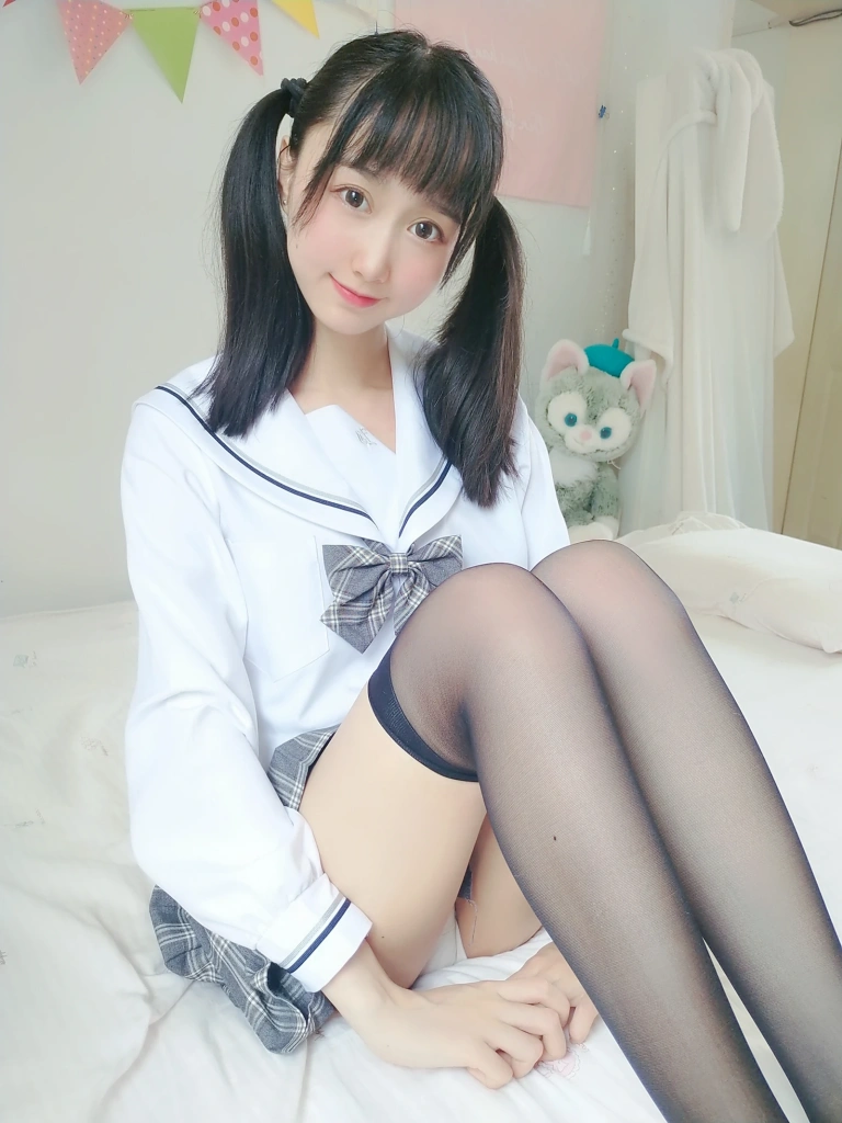 《灰格子jk》｜木棉棉 · 21张写真、1 个视频