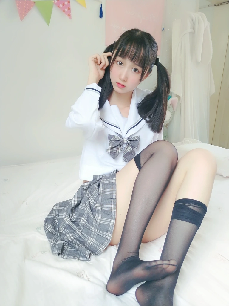 《灰格子jk》｜木棉棉 · 21张写真、1 个视频