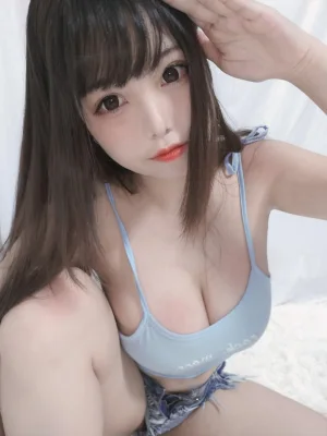 《夏日迷糊大姐姐》｜蜜汁猫裘 · 33张写真、4 个视频