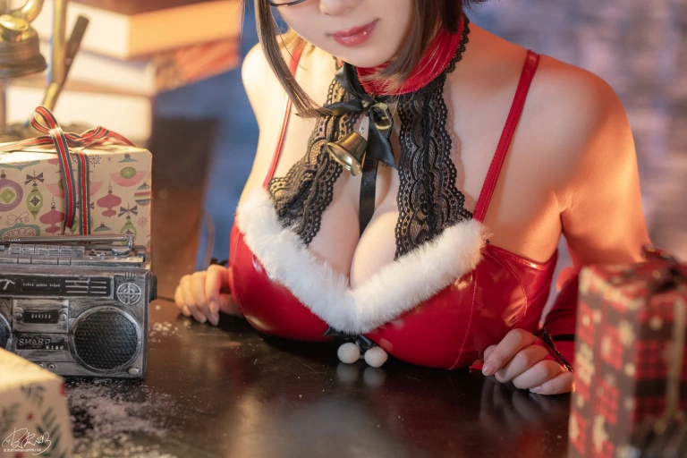 《圣诞痴女》｜皮皮奶 · 60张写真、1 个视频