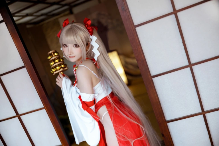 《碧蓝航线 可畏巫女》｜是三不是世 · 21张写真