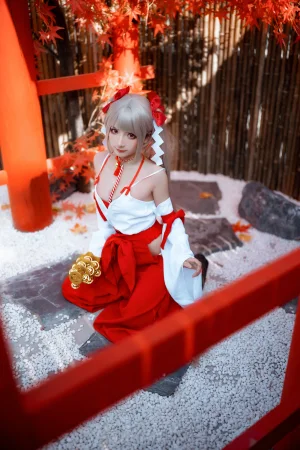 《碧蓝航线 可畏巫女》｜是三不是世 · 21张写真