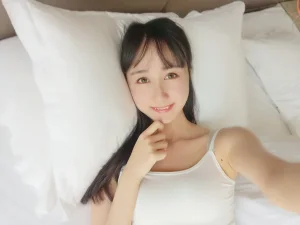 《白色背心》｜木棉棉 · 31张写真、1 个视频