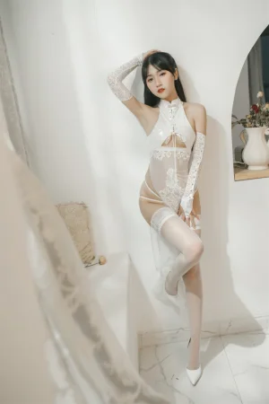 《靡烟白皮旗袍》｜不呆猫 · 54张写真、2 个视频