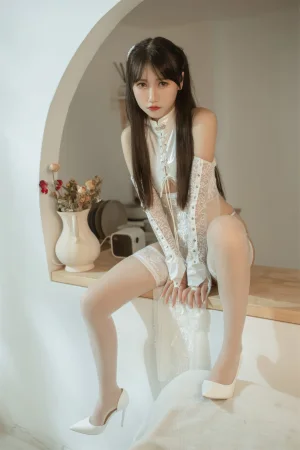 《靡烟白皮旗袍》｜不呆猫 · 54张写真、2 个视频