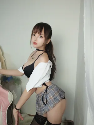 《直播间齐b小短裙》｜过期米线线喵 · 16张写真