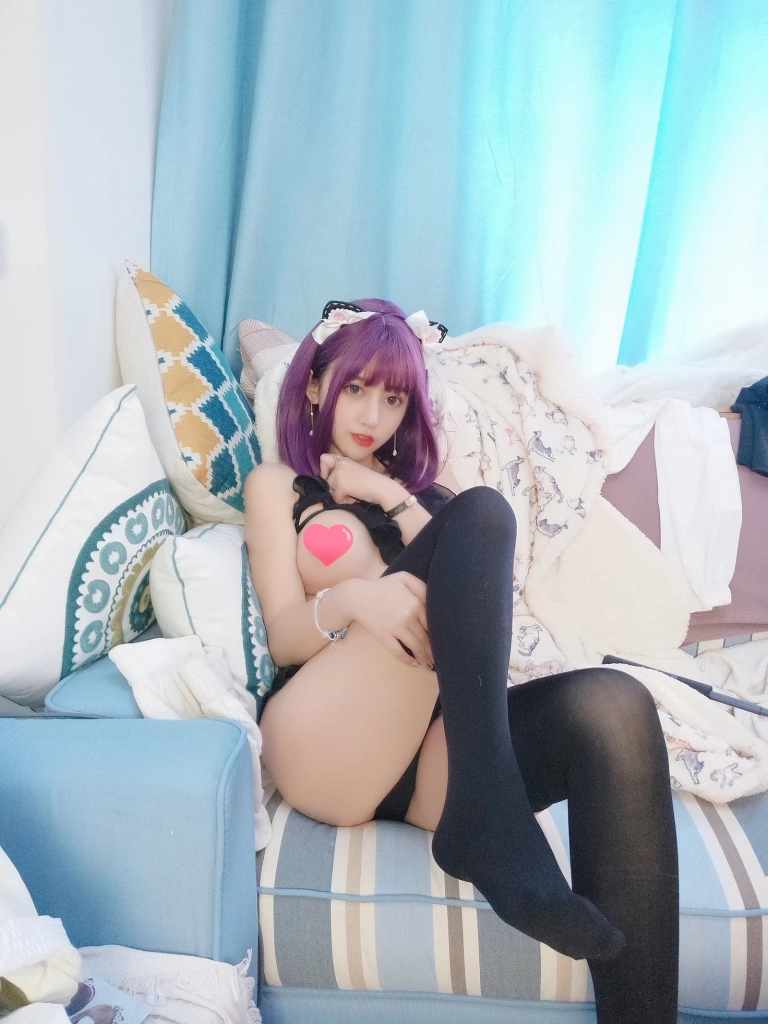 《紫色小恶魔》｜过期米线线喵 · 13张写真