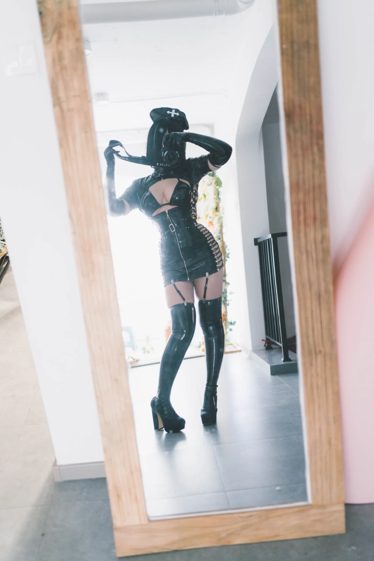 《黑暗护士》｜阿半今天很开心 · 98张写真、2 个视频