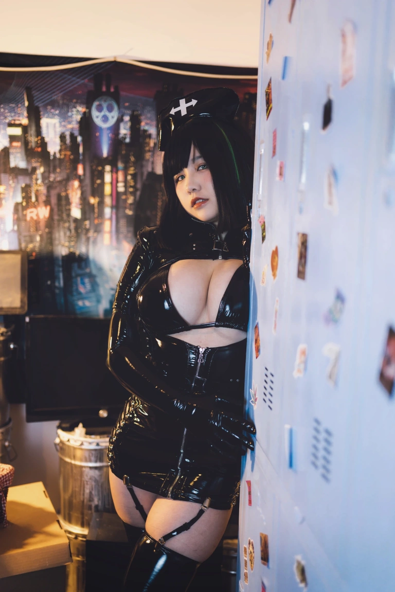 《黑暗护士》｜阿半今天很开心 · 98张写真、2 个视频