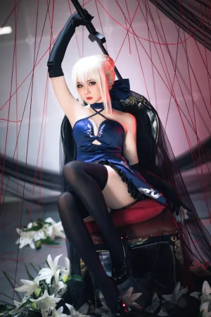 《FGO 黑Saber三破礼服》｜焖焖碳 · 30张写真