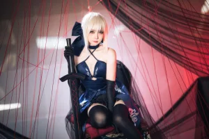 《FGO 黑Saber三破礼服》｜焖焖碳 · 30张写真
