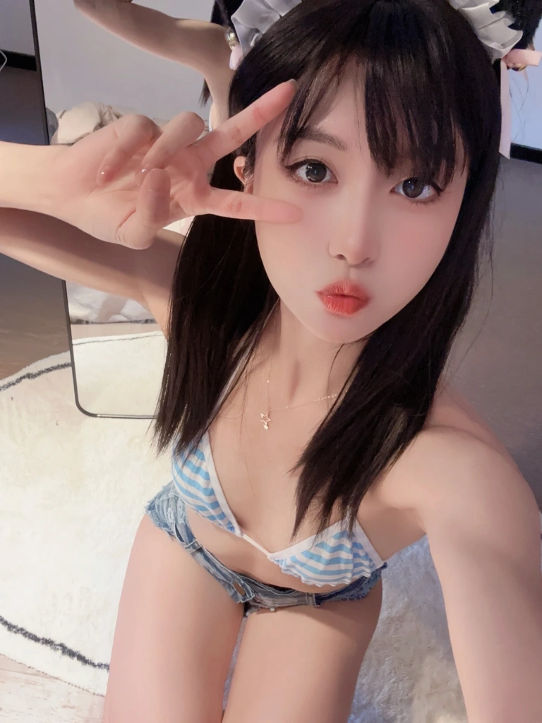 《蓝白条纹喵》｜布丁大法 · 26张写真、9 个视频