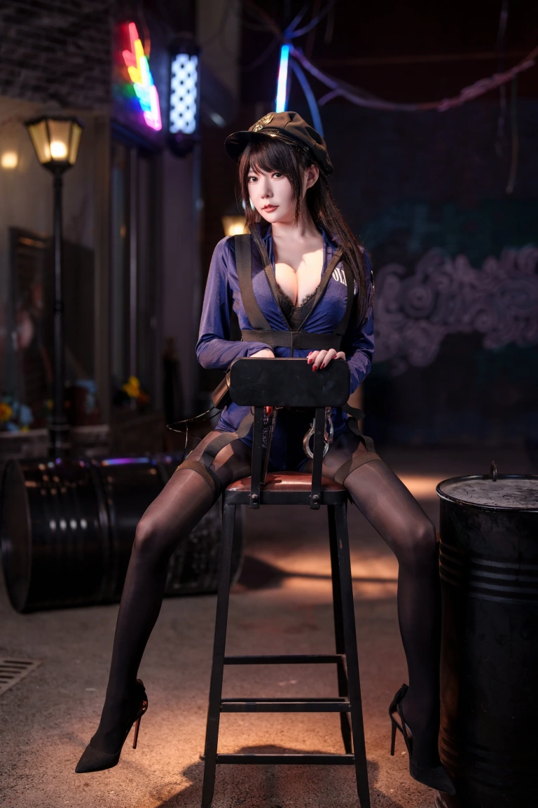 《十一月舰长 女警》｜香草喵露露 · 40张写真、1 个视频