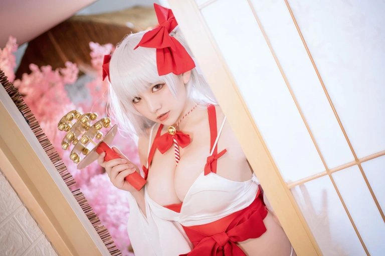 《可畏巫女》｜阿半今天很开心 · 38张写真