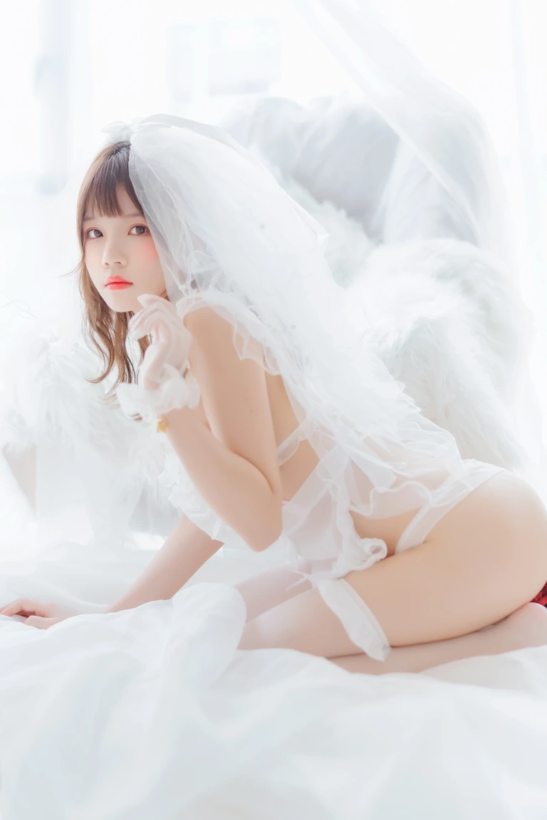 《轻纱 上》｜桜桃喵 · 33张写真