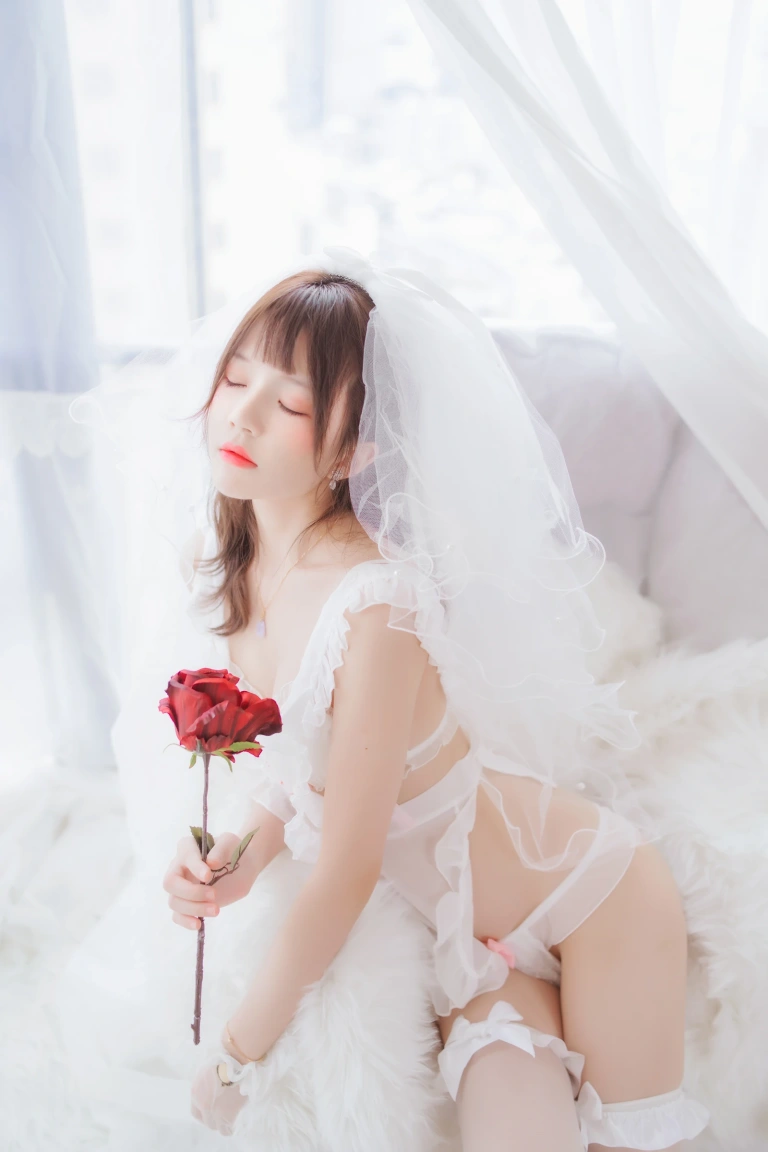 《轻纱 上》｜桜桃喵 · 33张写真