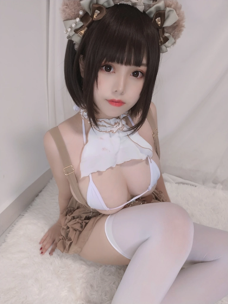 《小熊》｜蜜汁猫裘 · 52张写真、4 个视频