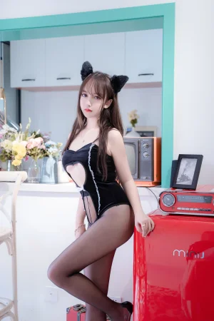 《猫女郎》｜过期米线线喵 · 10张写真