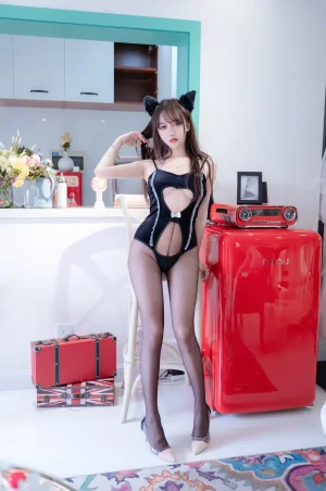 《猫女郎》｜过期米线线喵 · 10张写真