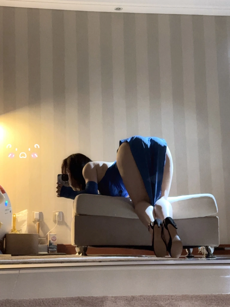 《蓝色旗袍》｜皮皮奶 · 17张写真、1 个视频