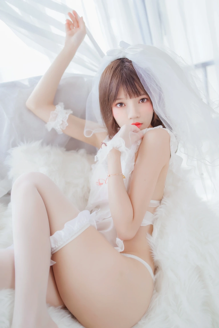 《轻纱 下》｜桜桃喵 · 34张写真