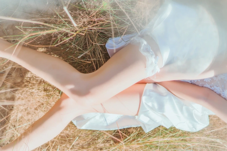 《冬眠 白裙上 原野上的浪漫》｜桜桃喵 · 51张写真