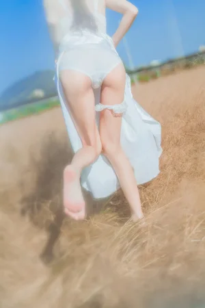 《冬眠 白裙上 原野上的浪漫》｜桜桃喵 · 51张写真