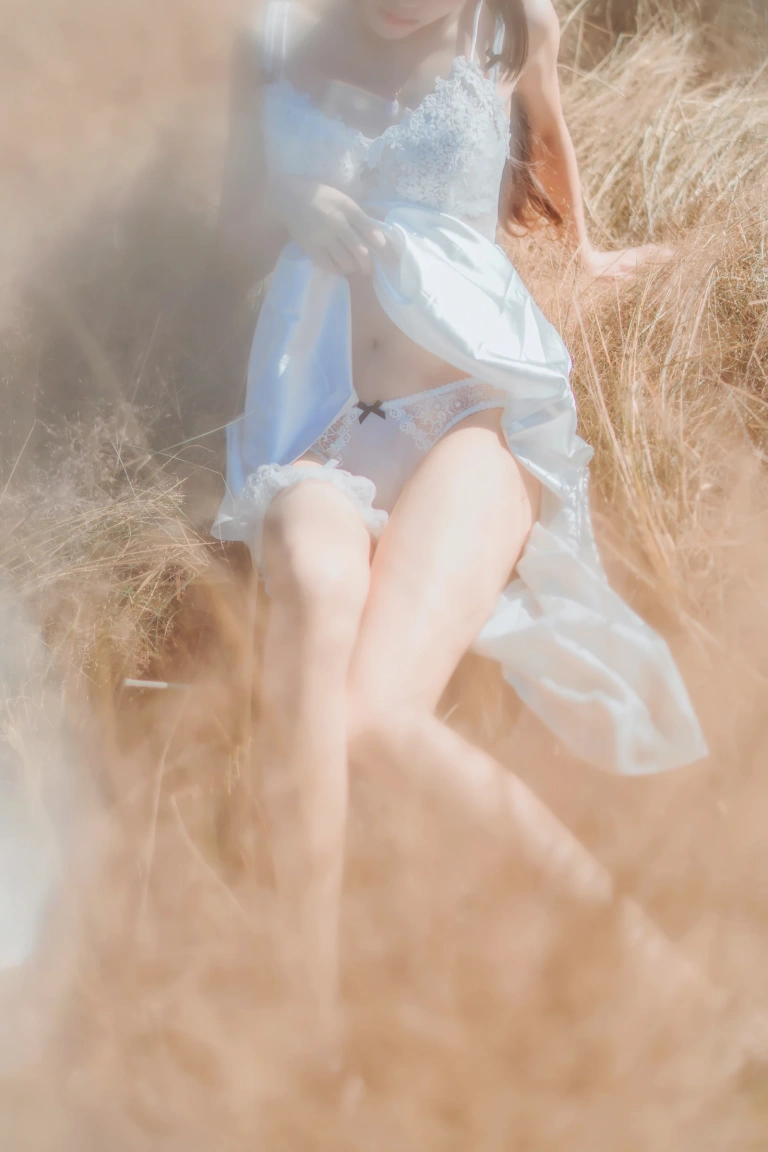 《冬眠 白裙上 原野上的浪漫》｜桜桃喵 · 51张写真