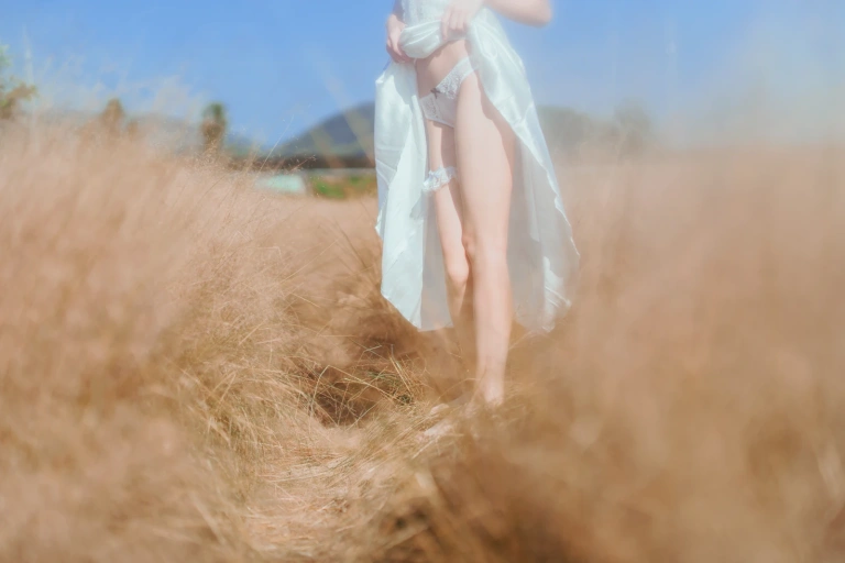 《冬眠 白裙上 原野上的浪漫》｜桜桃喵 · 51张写真