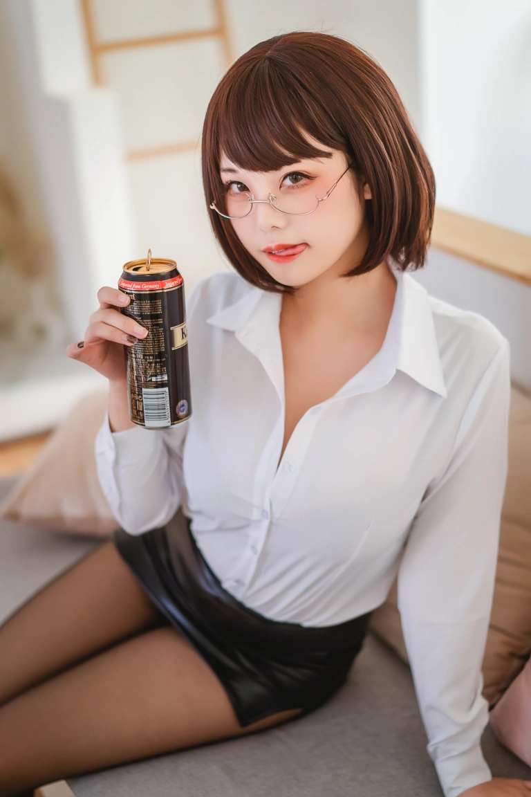 《醉OL》｜蜜汁猫裘 · 52张写真