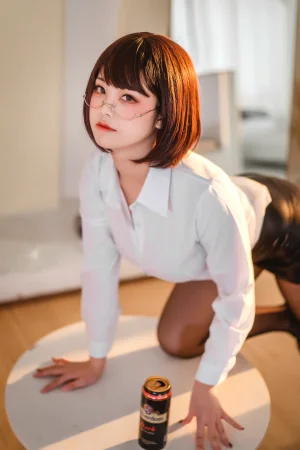《醉OL》｜蜜汁猫裘 · 52张写真