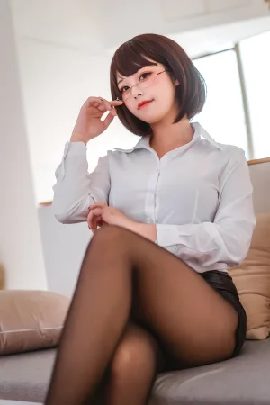 《醉OL》｜蜜汁猫裘 · 52张写真