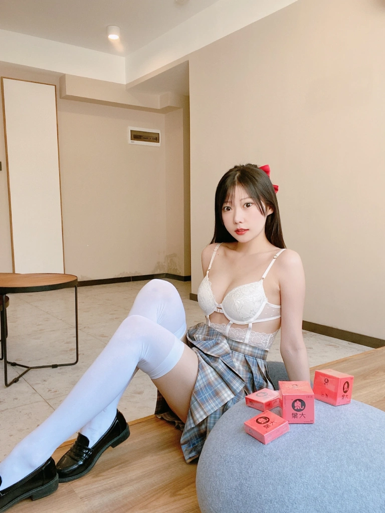 《大象JK格子裙》｜香草喵露露 · 30张写真