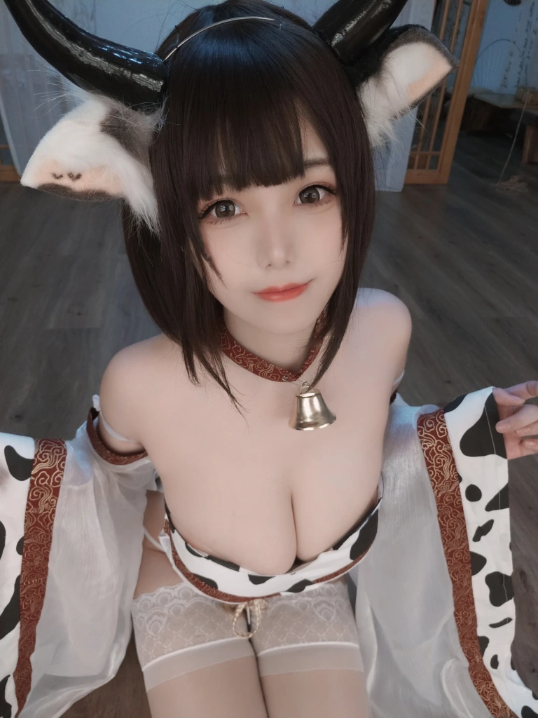 《奶牛自拍》｜蜜汁猫裘 · 30张写真