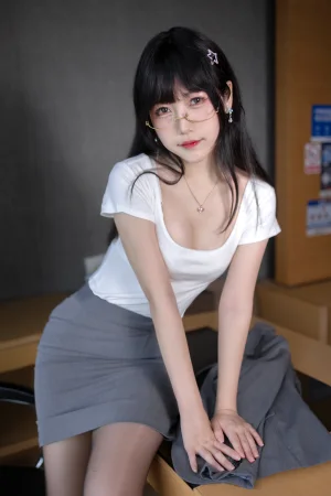 《OL 顶头上司》｜不呆猫 · 91张写真、1 个视频
