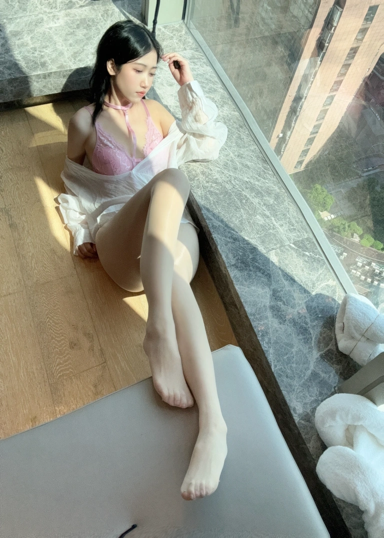 《粉色衬衣女友》｜不呆猫 · 66张写真、1 个视频